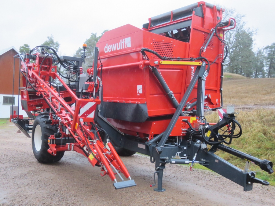 5130 Dewulf GBC carrot harvester with bunker