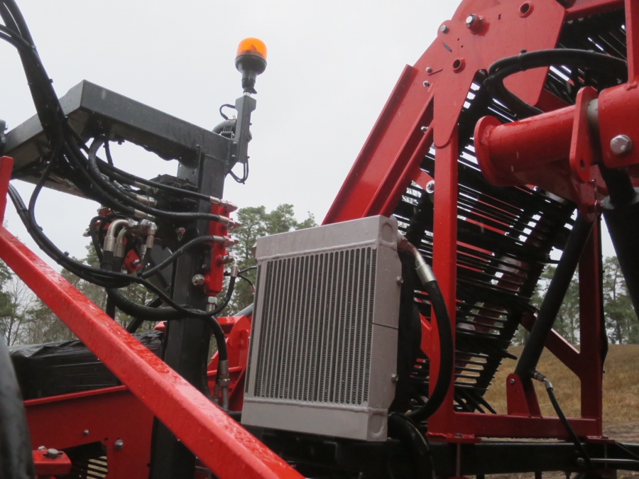 5130 Dewulf GBC carrot harvester with bunker