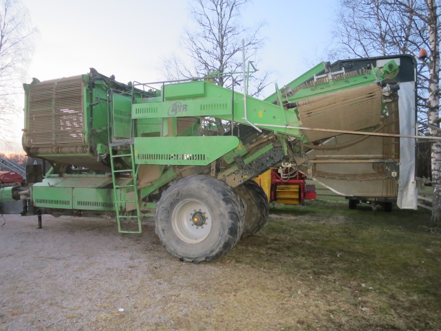 5164 AVR Spirit 8200 potato harvester