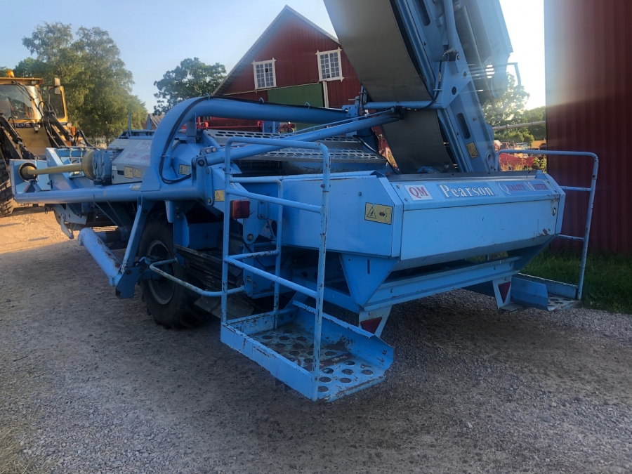 5195 Standen Pearson potato harvester 2 row with elevator