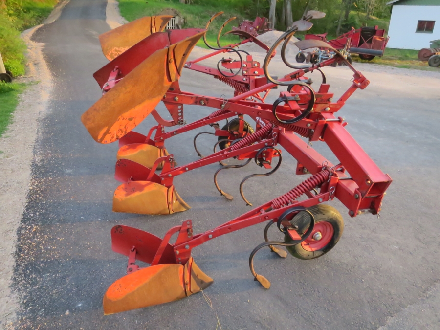 5214 Underhaug 4 row potato ridger