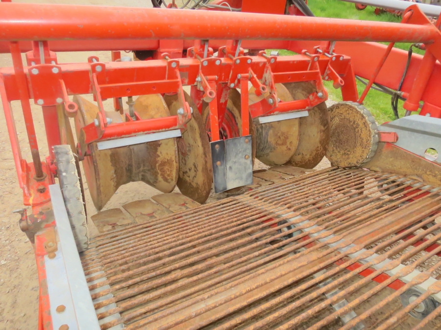5217 Kverneland Underhaug UN2200 potato harvester