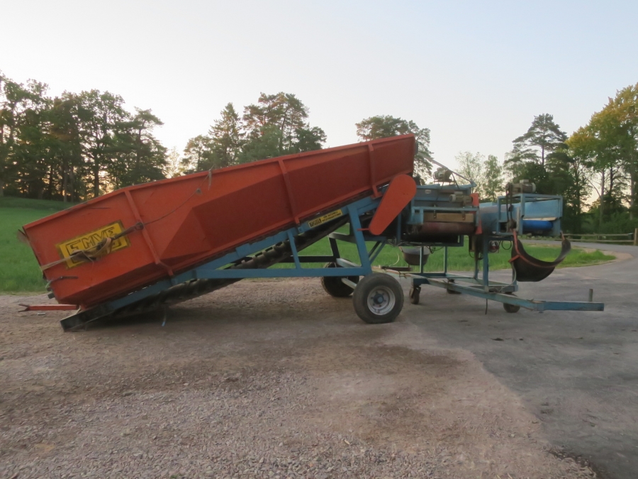 5241 EMVE receiving hopper with screen grader