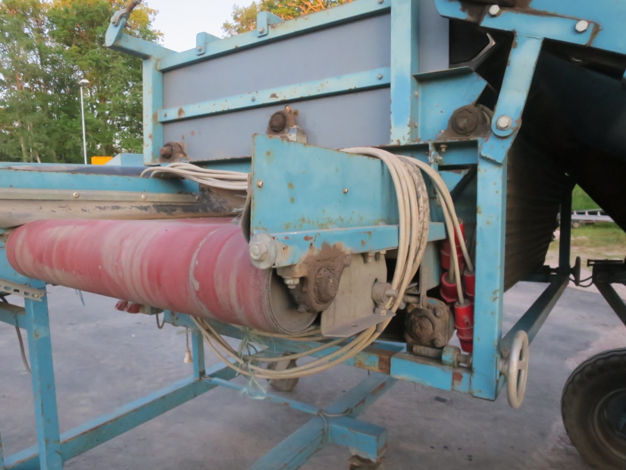 5241 EMVE receiving hopper with screen grader