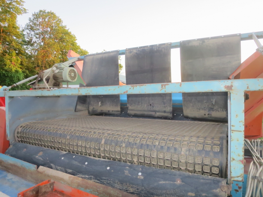 5241 EMVE receiving hopper with screen grader