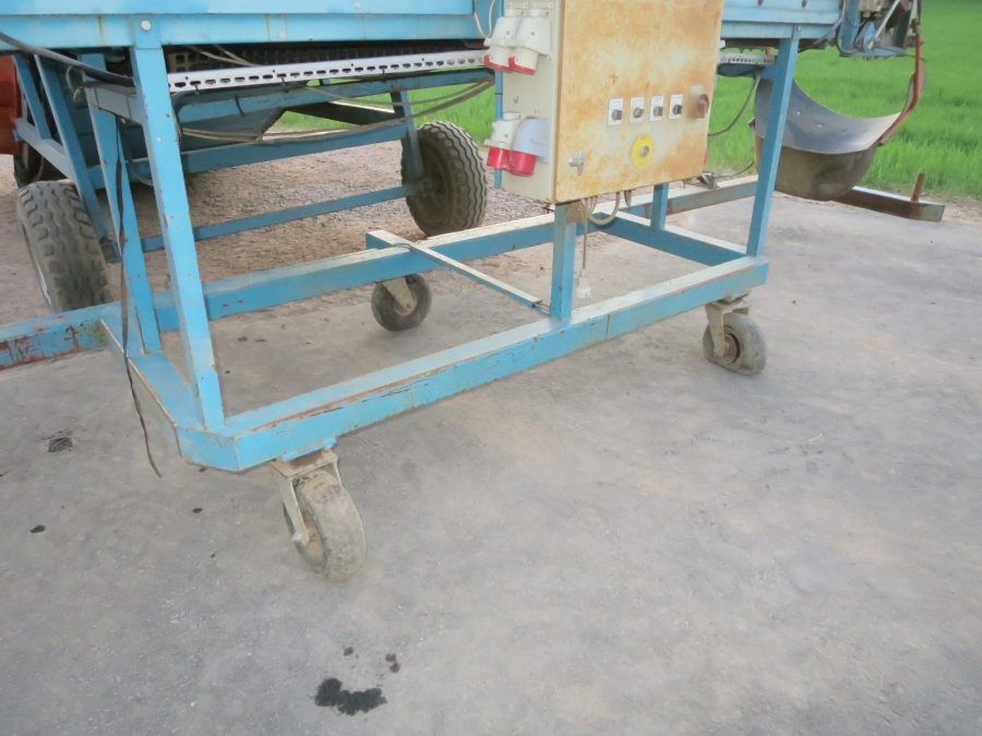 5241 EMVE receiving hopper with screen grader