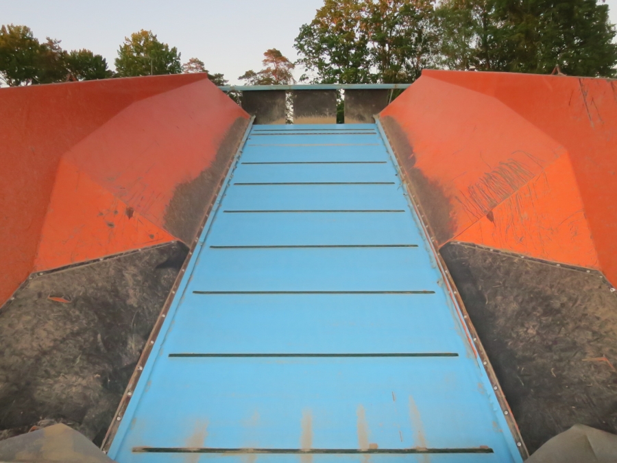 5241 EMVE receiving hopper with screen grader