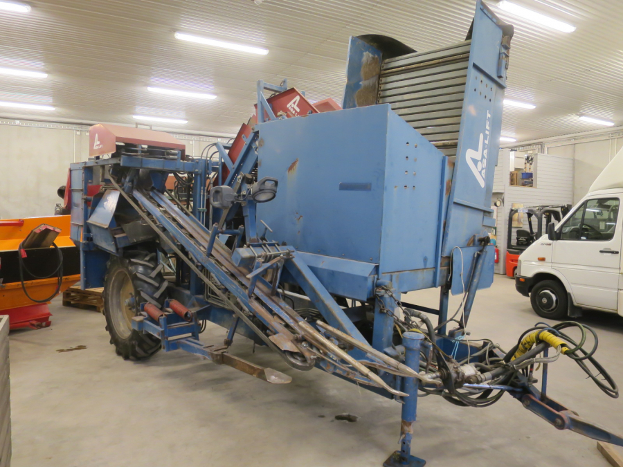 5277 Asa-Lift carrot harvester with bunker