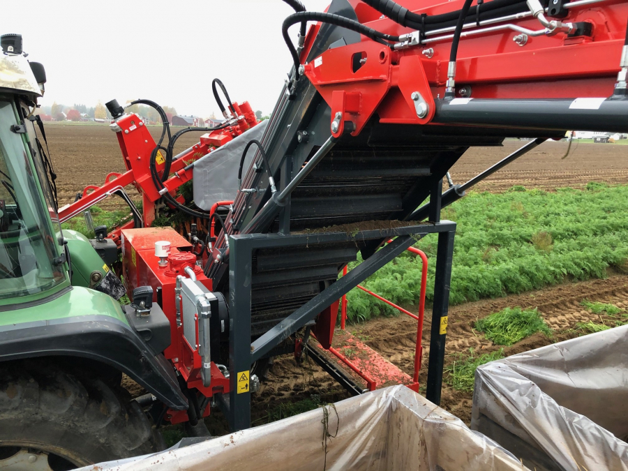 5335 Dewulf P3K carrot harvester with elevator