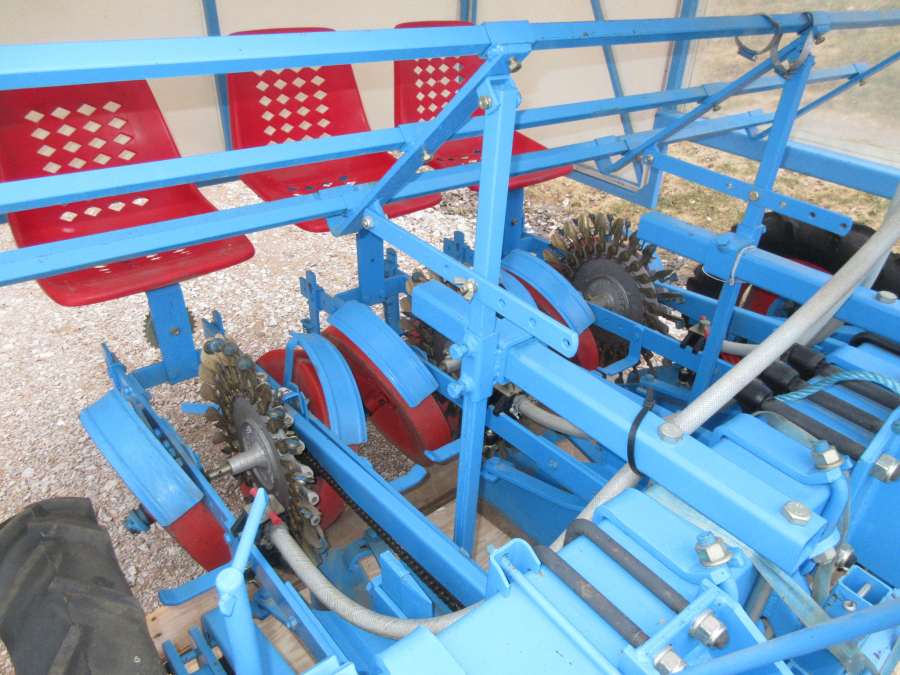 5345 Monosem super prefer transplanter 3 row for small trees, leek 