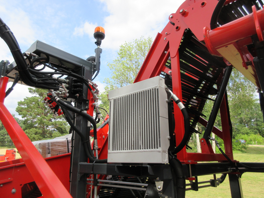 5481 Dewulf GBC carrot harvester with bunker