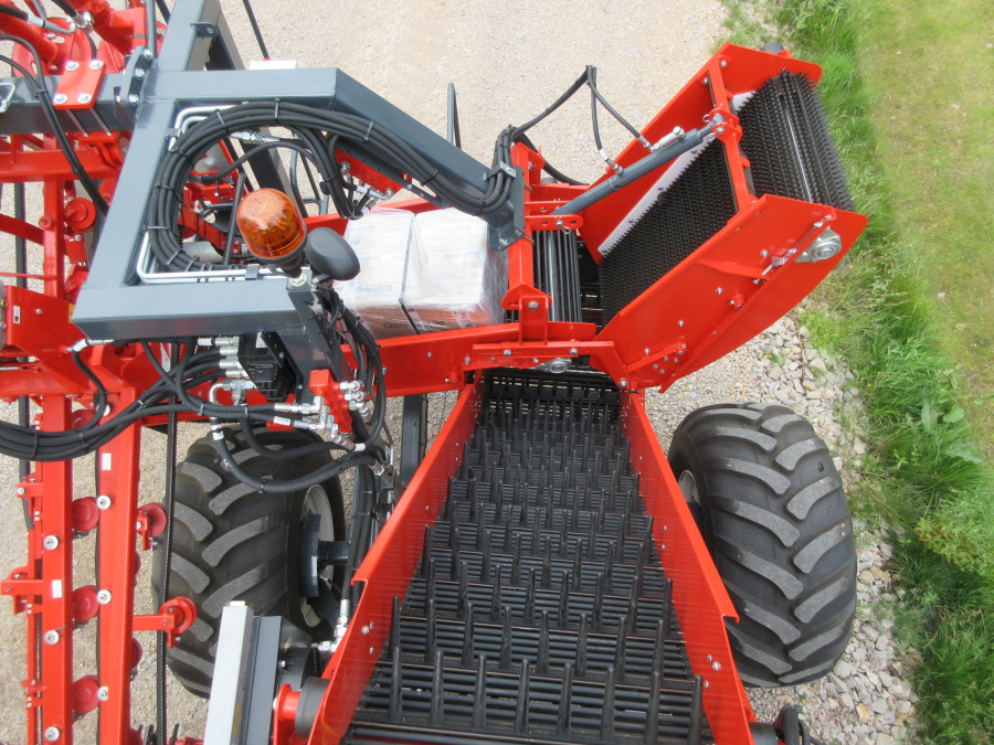 5481 Dewulf GBC carrot harvester with bunker