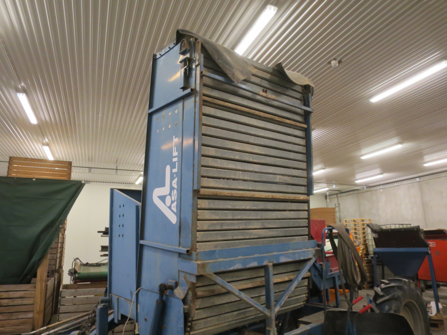5490 Asa-Lift carrot harvester with bunker