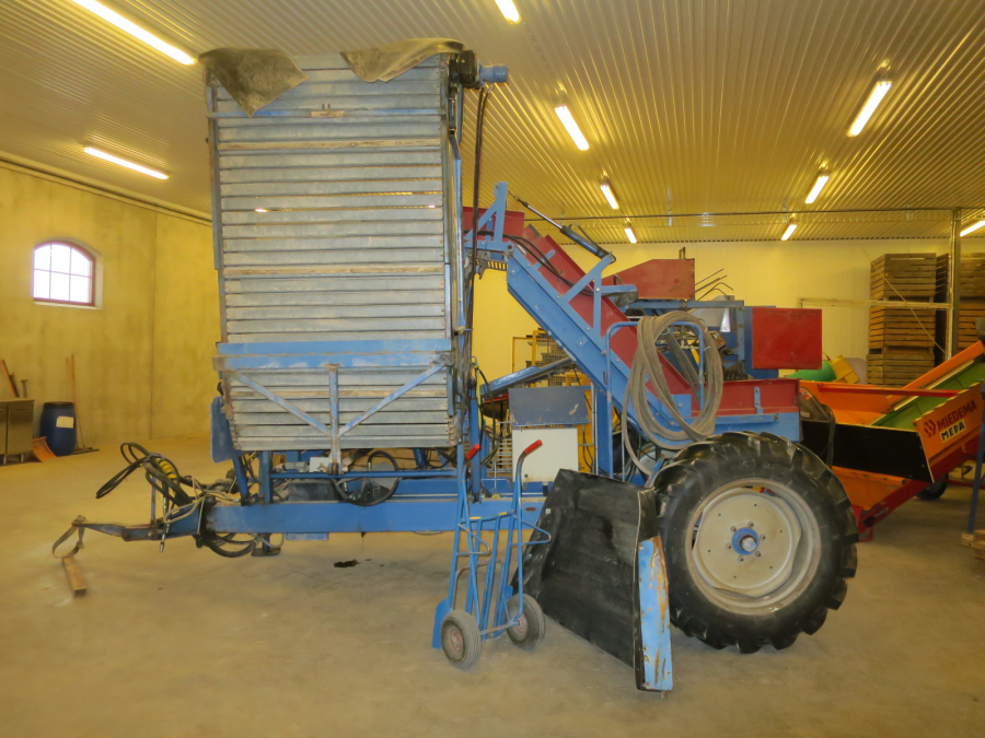 5490 Asa-Lift carrot harvester with bunker