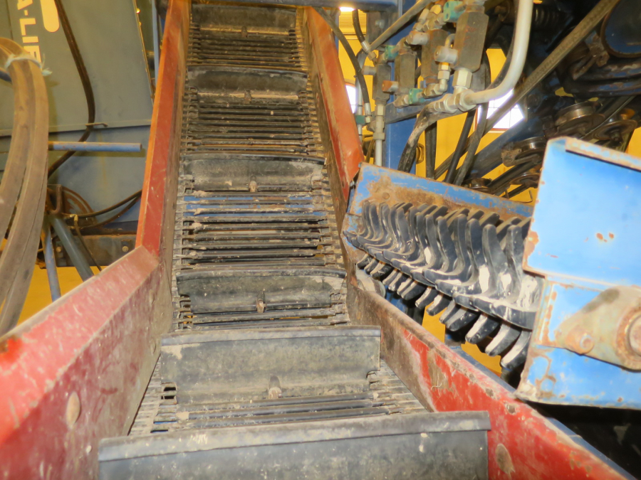 5490 Asa-Lift carrot harvester with bunker