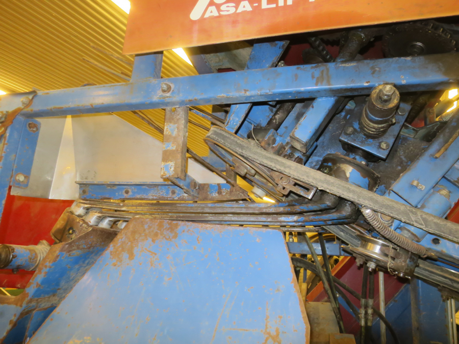 5490 Asa-Lift carrot harvester with bunker