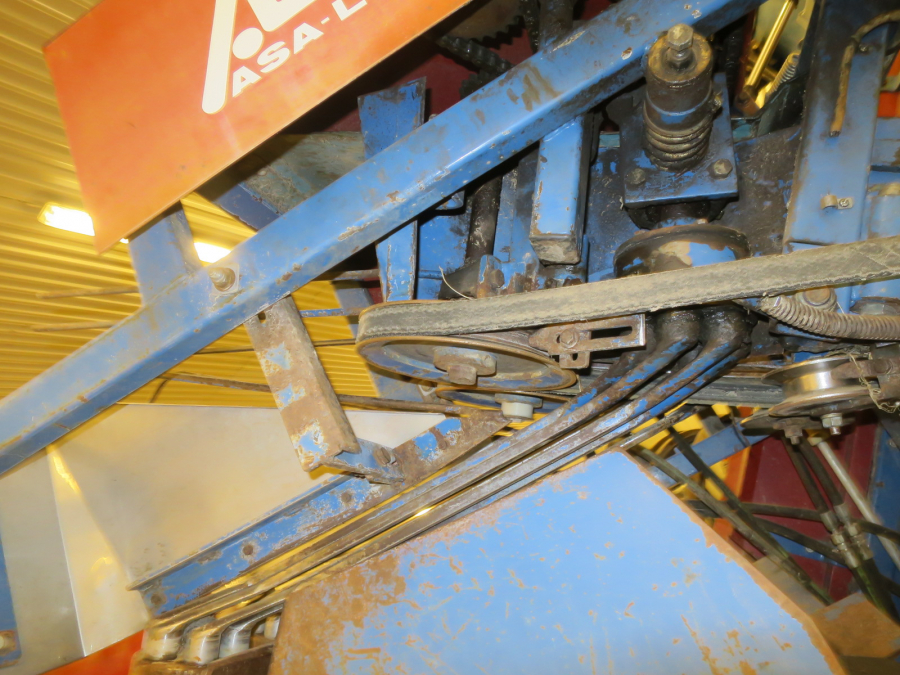 5490 Asa-Lift carrot harvester with bunker