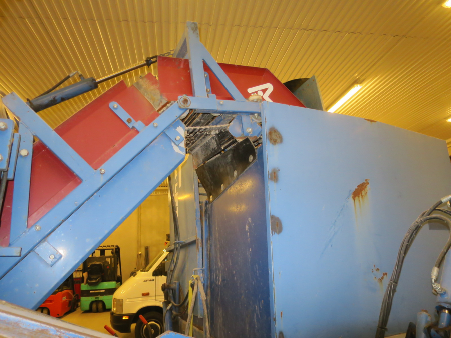 5490 Asa-Lift carrot harvester with bunker