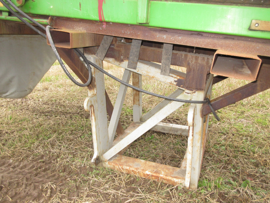 5498 Buffer hopper for potato for wheel loader