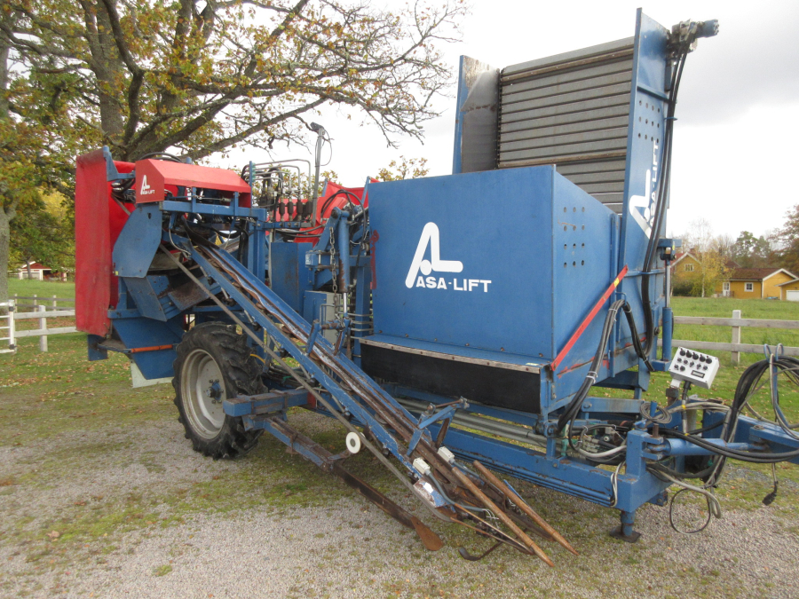 5501 Asa-Lift carrot harvester T90B with bunker