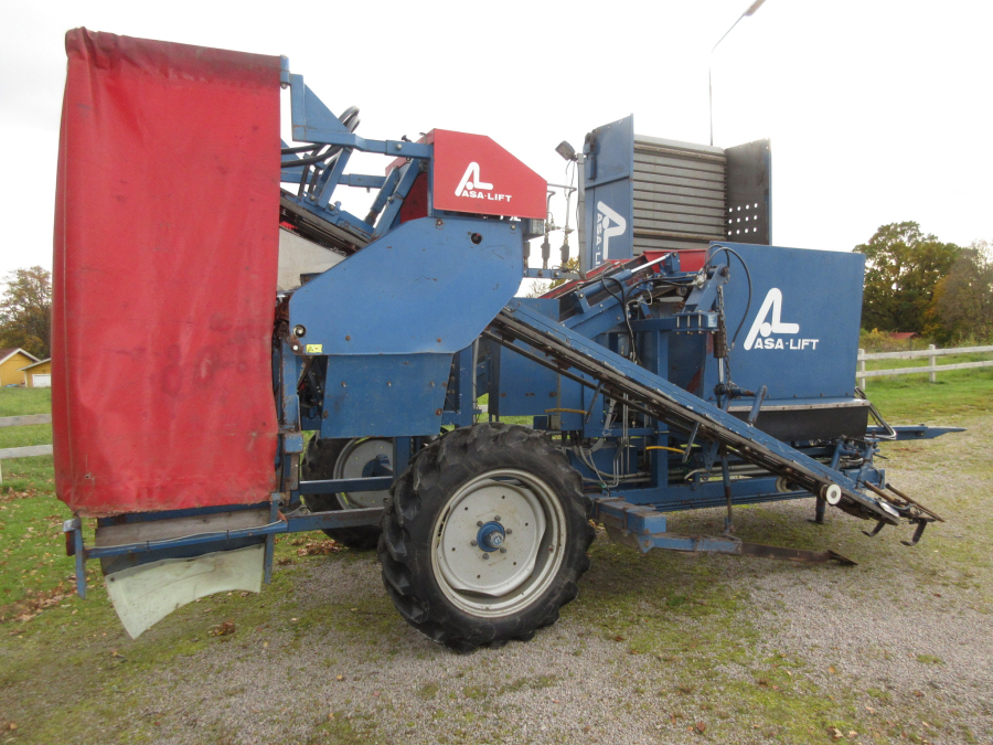 5501 Asa-Lift carrot harvester T90B with bunker