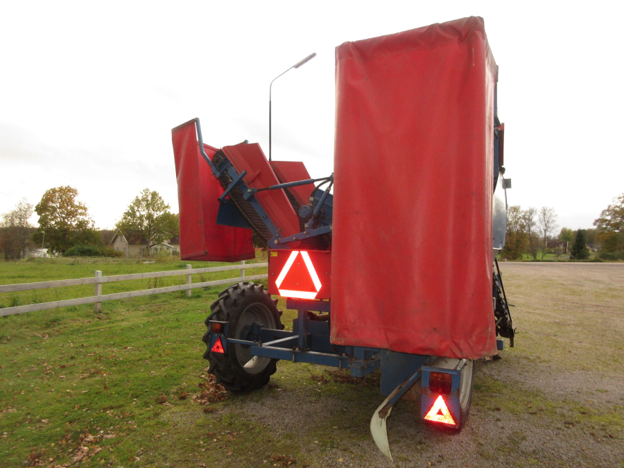 5501 Asa-Lift carrot harvester T90B with bunker