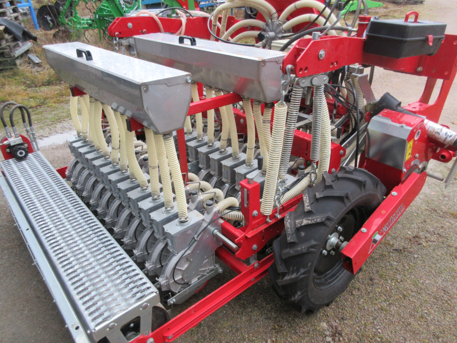 5511 Agricola Italiana AI-640 SNT precision seeder