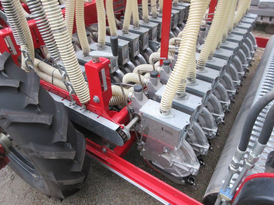 5511 Agricola Italiana AI-640 SNT precision seeder