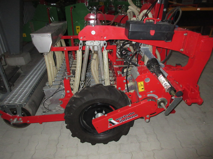 5511 Agricola Italiana AI-640 SNT precision seeder