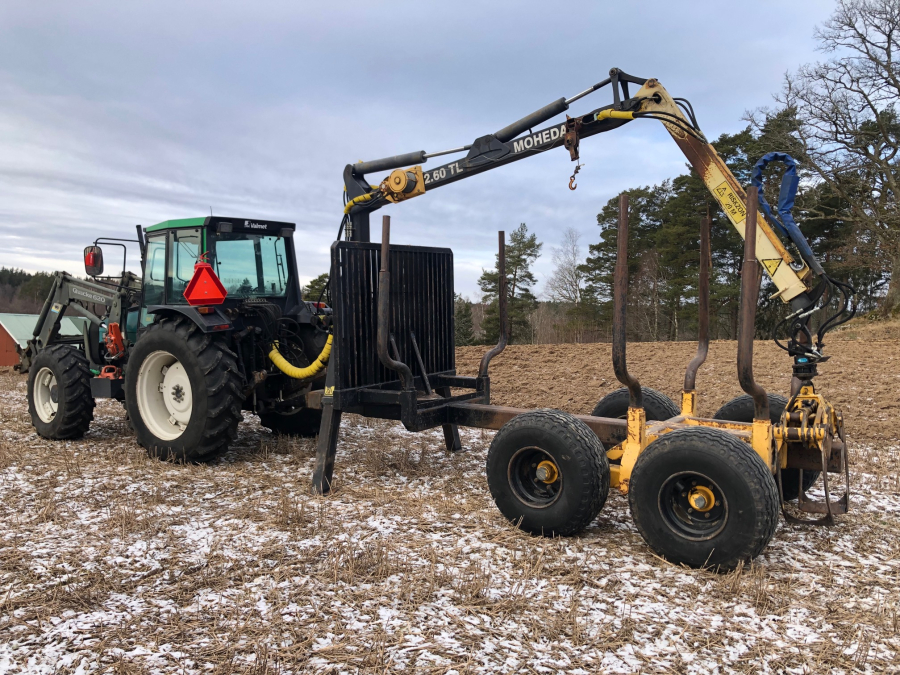 5542 Traktor Valmet 465 4WD mit Moheda Rückewagen