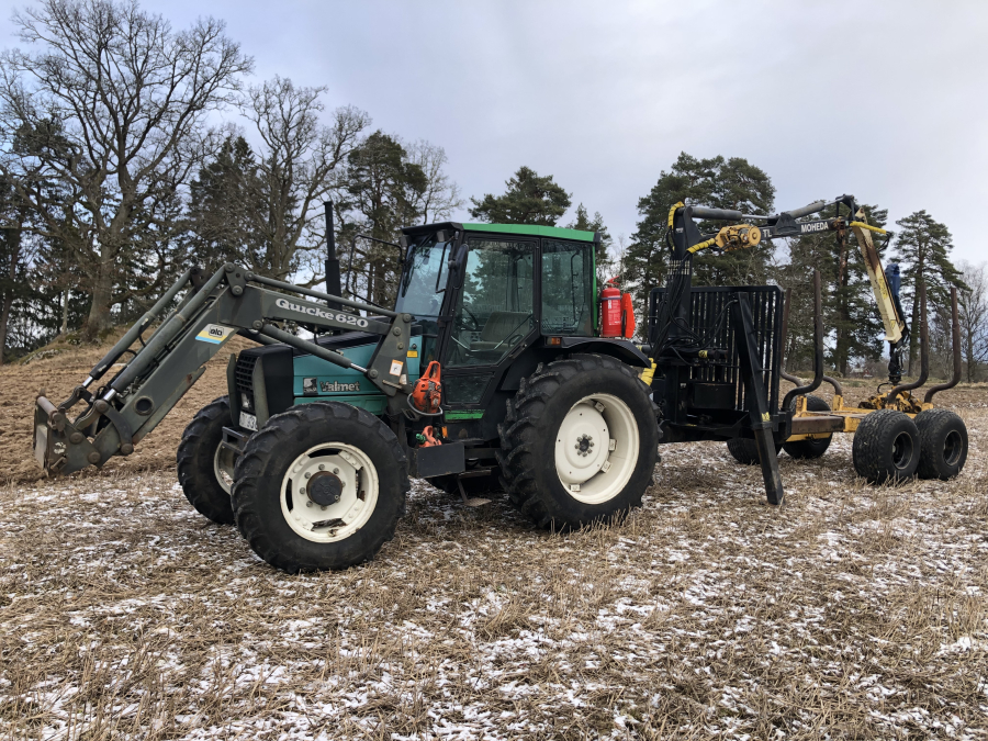 5542 Traktor Valmet 465 4WD mit Moheda Rückewagen