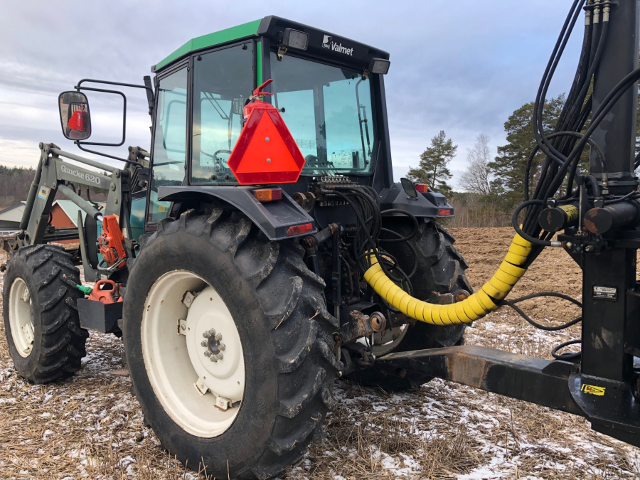 5542 Traktor Valmet 465 4WD mit Moheda Rückewagen