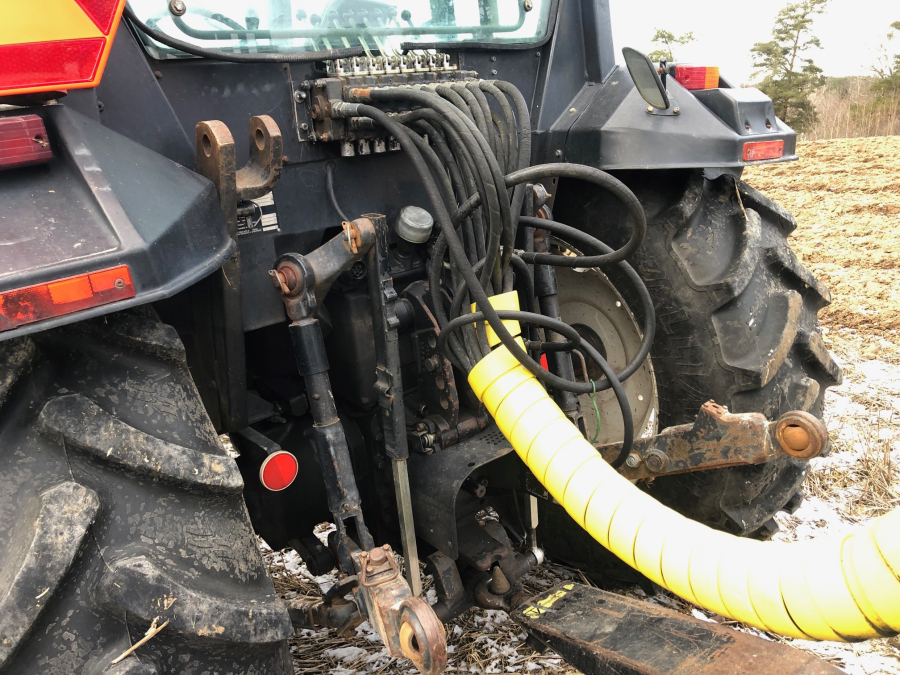 5542 Traktor Valmet 465 4WD mit Moheda Rückewagen