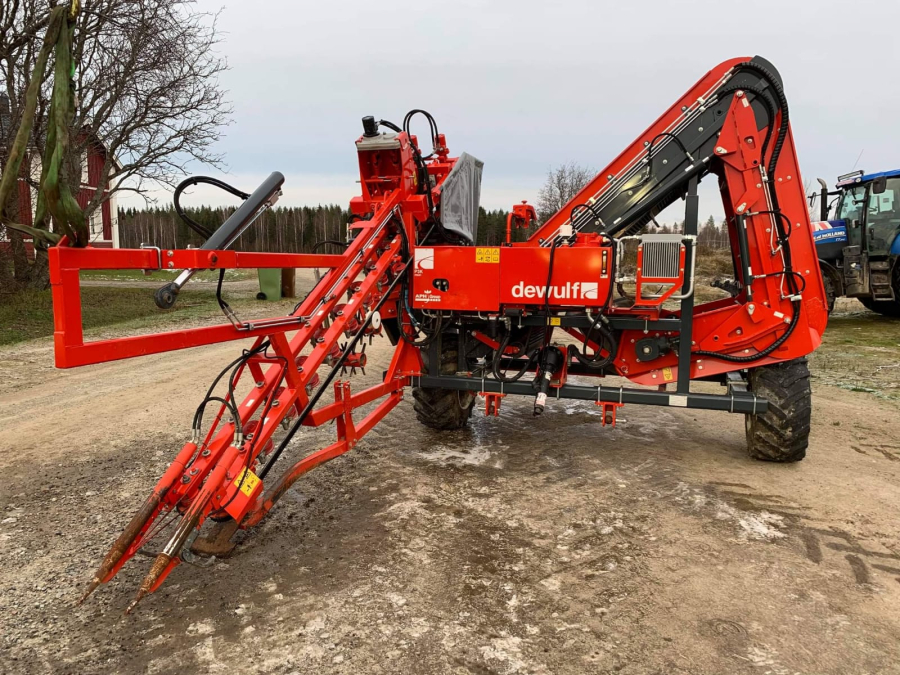 5555 Dewulf P3K carrot harvester with elevator