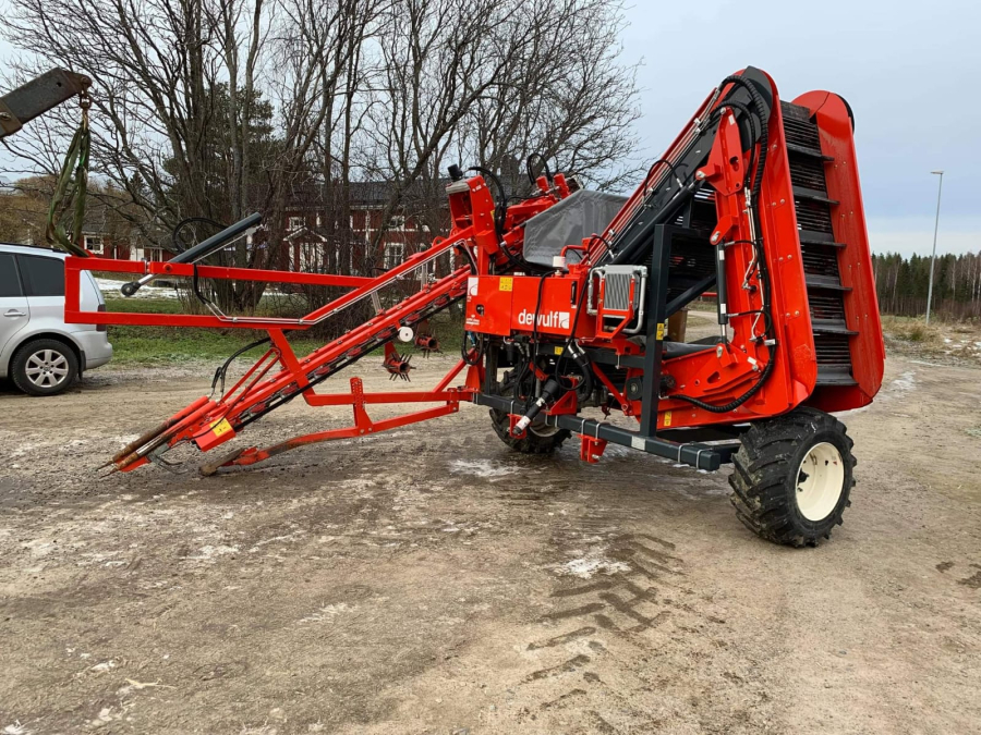 5555 Dewulf P3K carrot harvester with elevator