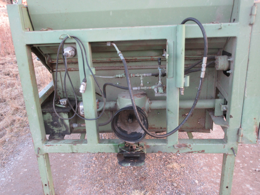 5614 Limbacher Haulmer straw feeder to Strawberries for big bales