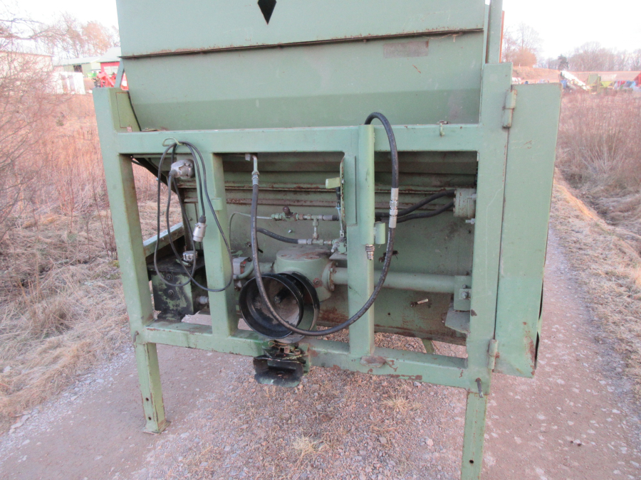 5614 Limbacher Haulmer straw feeder to Strawberries for big bales