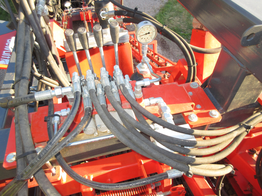 5662 Dewulf GKIIS carrot harvester 2 row with elevator