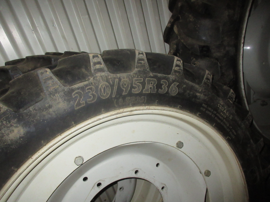 5664 Row crop tires suitable for example to New Holland T6 T7
