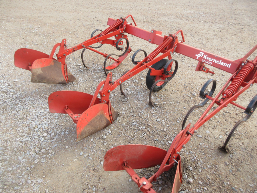 5721 Kverneland UN1100 potato ridger 4 row