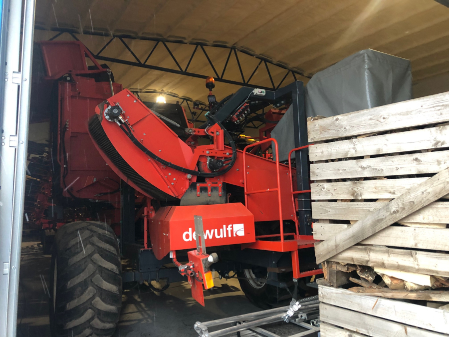 5739 Dewulf GBC carrot harvester 1 row with bunker