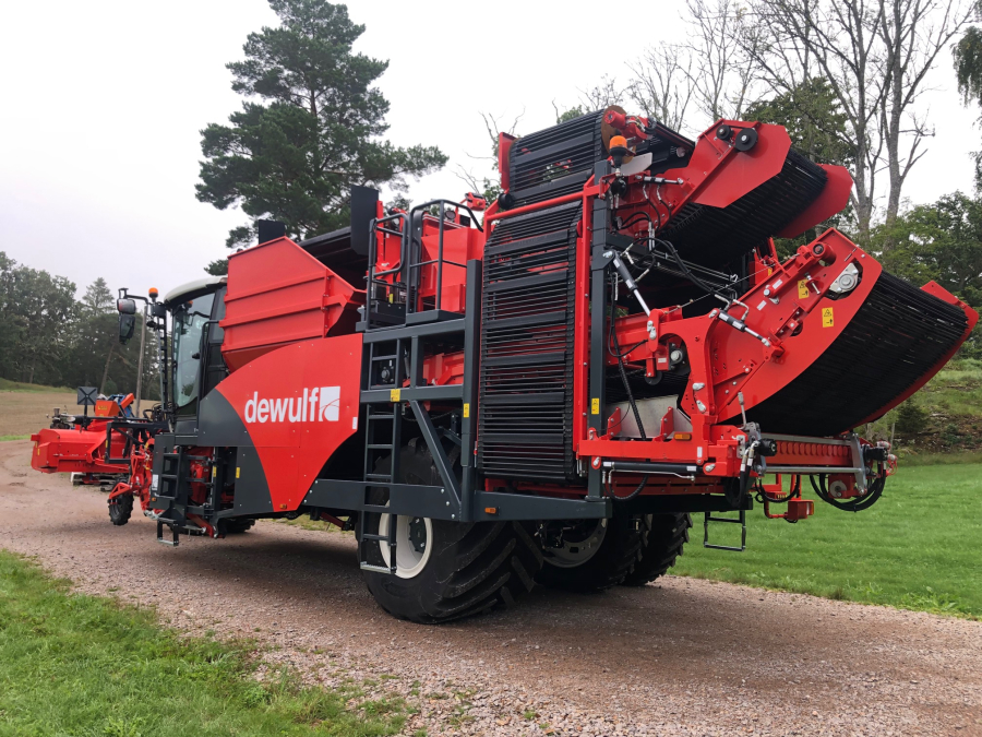 5751 Dewulf RA3060 potato harvester