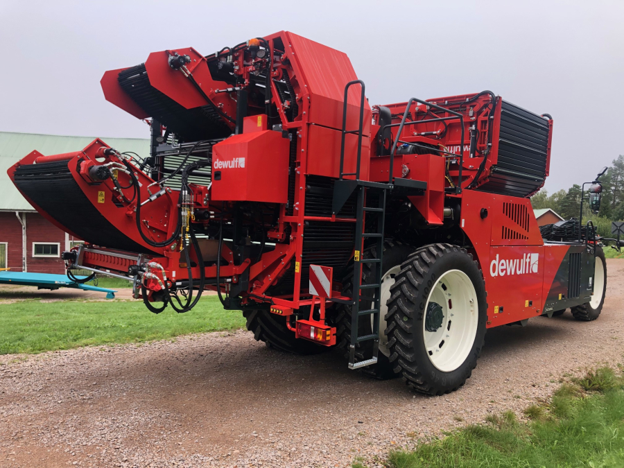 5751 Dewulf RA3060 potato harvester