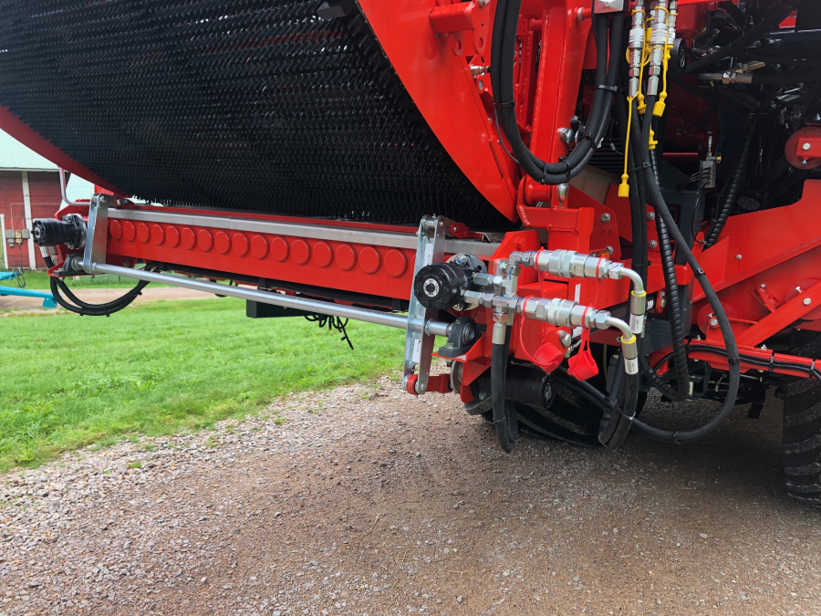 5751 Dewulf RA3060 potato harvester