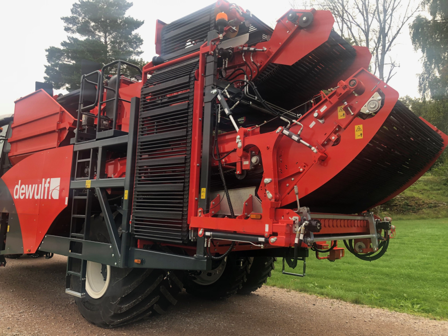 5751 Dewulf RA3060 potato harvester