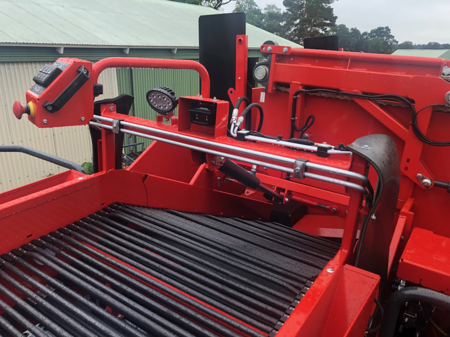 5751 Dewulf RA3060 potato harvester