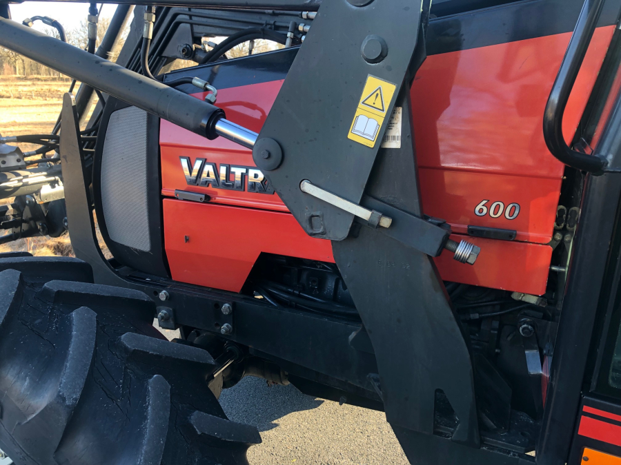 5753 Valtra 600 tractor 4WD with front loader