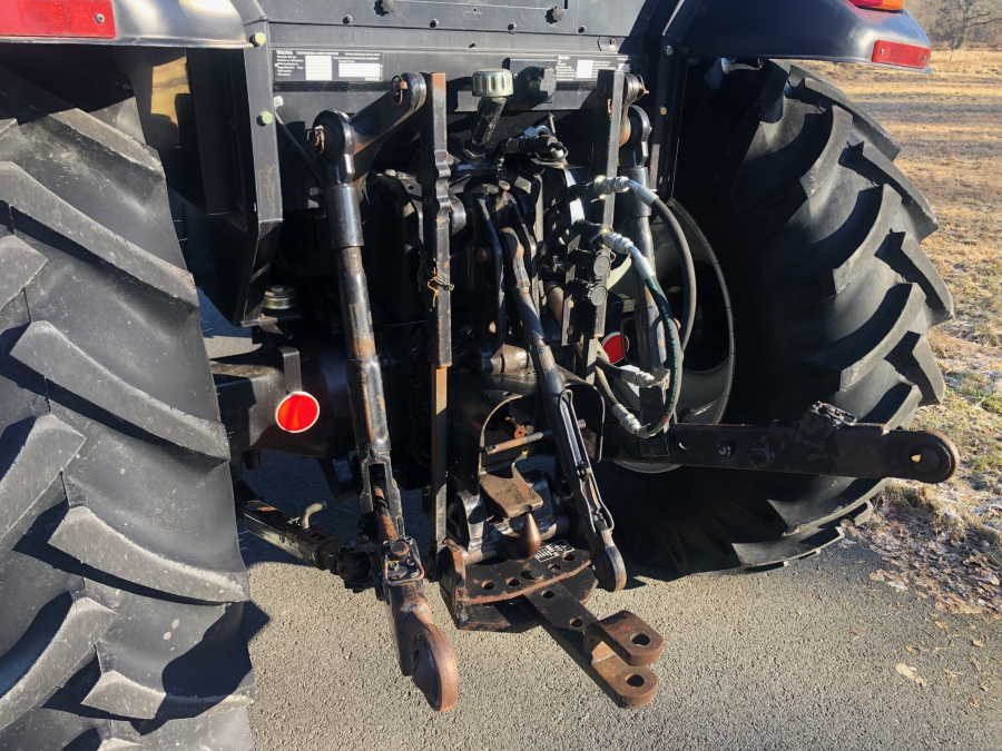 5753 Valtra 600 tractor 4WD with front loader