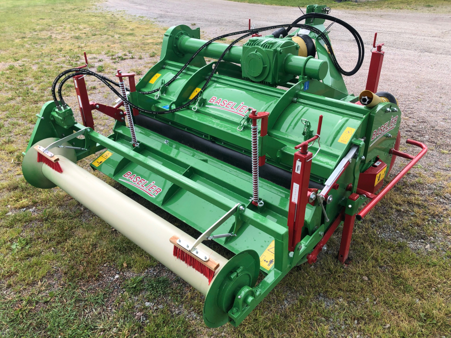 5803 Baselier cultivator with bedformer diabolo roller