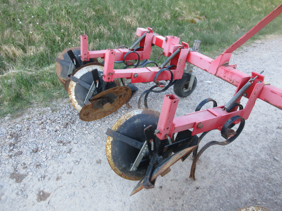 5850 Farmatic disc ridger 4 row